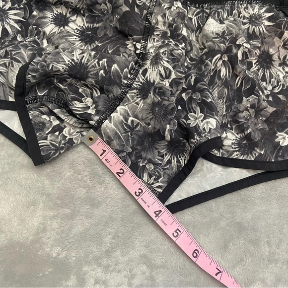 Lululemon Run Times Short Flowabunga Black Angel Wing 21342 - Picture 7 of 12